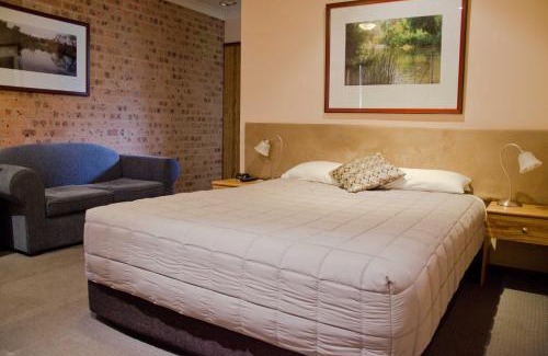 Muswellbrook Hotel | Discover Baybrook Motor Inn: Family-Friendly with Pool & Hot Tub