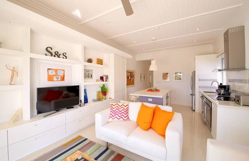 Governor's Harbour Apartment | Cozy Bayfront 1 BR Apt - Walk to Town & Enjoy Ocean Views