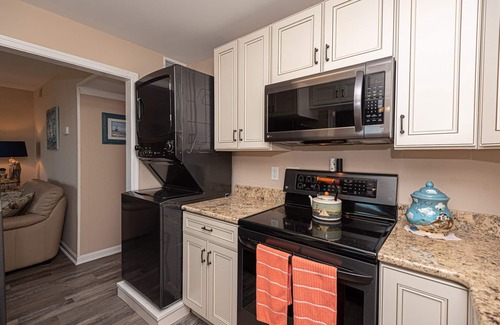 Cedar Neck Condo | Modern Bayfront Condo with Pool and Ocean Views for Families