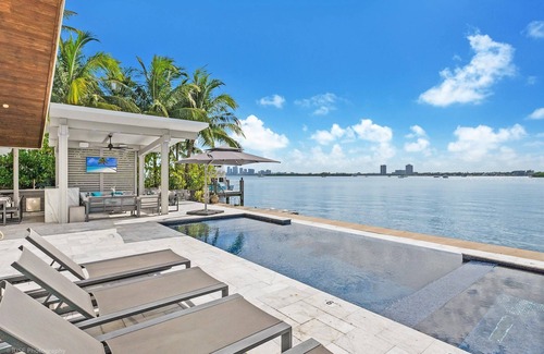 Seybold Villa | Bayfront Escape: Poolside Relaxation with Ocean Views