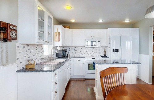 Westport House | Scenic Bayfront Guest House with Ocean Views & Great Amenities