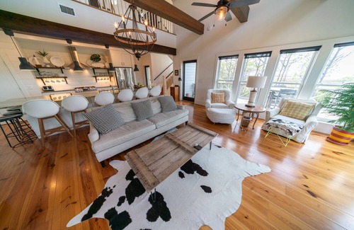 Plantation House | Bayfront 5BR Retreat: Accessible, Pool & Kayaks Await