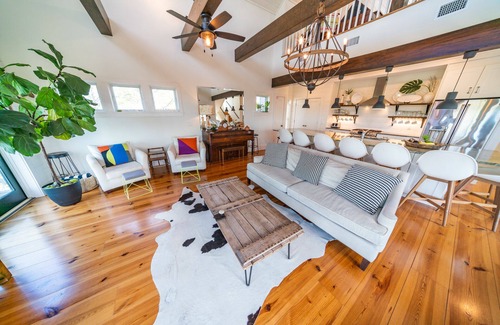 Plantation House | Bayfront 5BR Retreat: Accessible, Pool & Kayaks Await