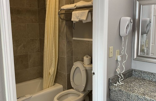 Biloxi Hotel | Budget-Friendly Bayfront Inn with Breakfast & Family Amenities