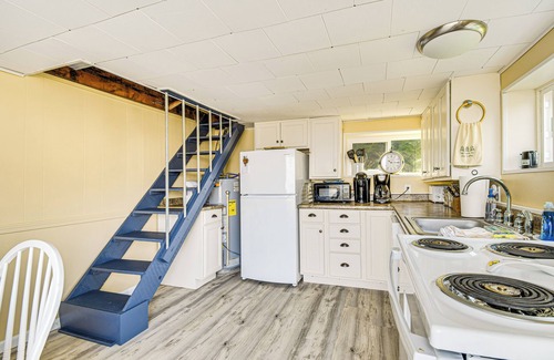 Red Creek Cottage | Bayfront Red Creek Vacation Rental with Spa and Boat Dock