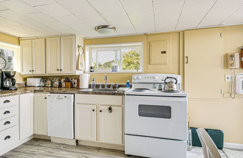Red Creek Cottage | Bayfront Red Creek Vacation Rental with Spa and Boat Dock