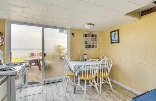 Red Creek Cottage | Bayfront Red Creek Vacation Rental with Spa and Boat Dock