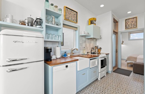 Garibaldi House | Bayfront Tiny Home: Ocean Views & Spa Retreat in Garibaldi