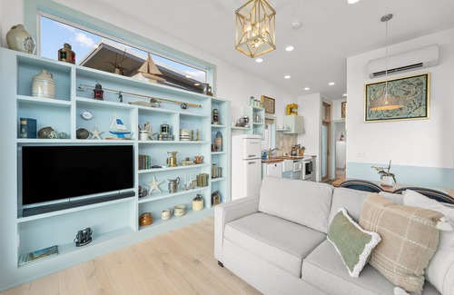 Garibaldi House | Bayfront Tiny Home: Ocean Views & Spa Retreat in Garibaldi