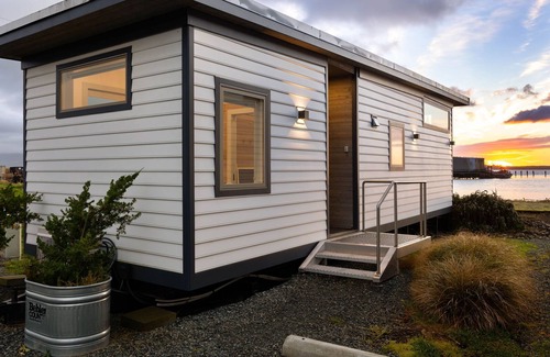 Garibaldi House | Bayfront Tiny Home: Ocean Views & Spa Retreat in Garibaldi