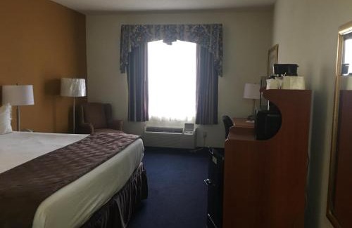 Albany Hotel | Convenient Baymont by Wyndham Albany with Pool & Hot Tub
