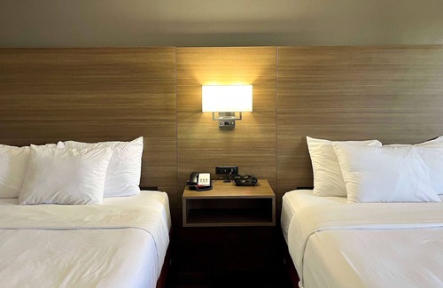Anderson Hotel | Comfortable Stay at Baymont by Wyndham Anderson with Pool