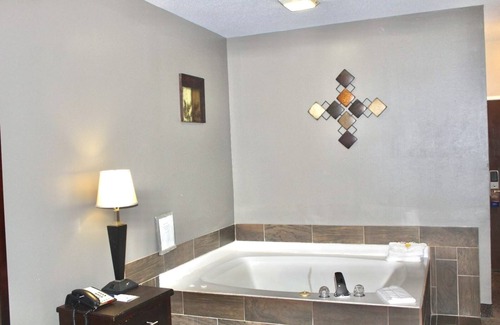 Anderson Hotel | Comfortable Stay at Baymont by Wyndham Anderson with Pool