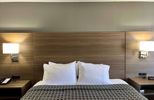 Anderson Hotel | Comfortable Stay at Baymont by Wyndham Anderson with Pool