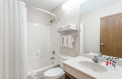 Anderson Hotel | Comfortable Stay at Baymont by Wyndham Anderson with Pool