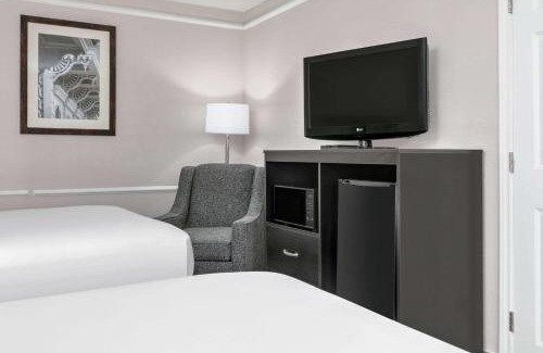 North Loop Hotel | Pet-Friendly Baymont Near Austin University with Pool Access