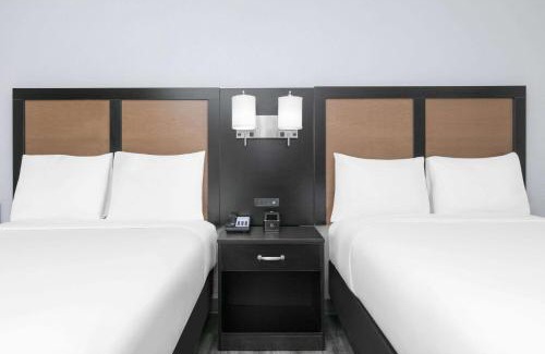 North Loop Hotel | Pet-Friendly Baymont Near Austin University with Pool Access