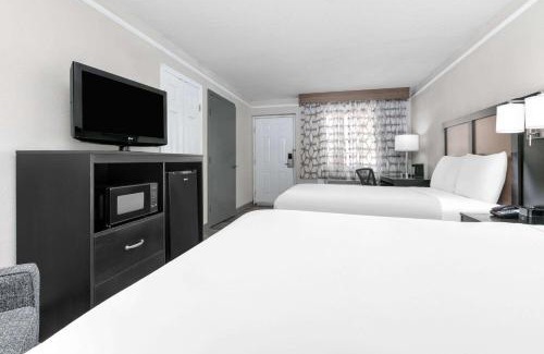 North Loop Hotel | Pet-Friendly Baymont Near Austin University with Pool Access