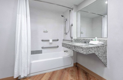 North Loop Hotel | Relaxing Stay at Baymont by Wyndham Austin University Area