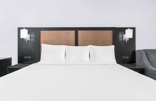 North Loop Hotel | Relaxing Stay at Baymont by Wyndham Austin University Area