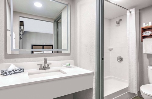 North Loop Hotel | Relaxing Stay at Baymont by Wyndham Austin University Area