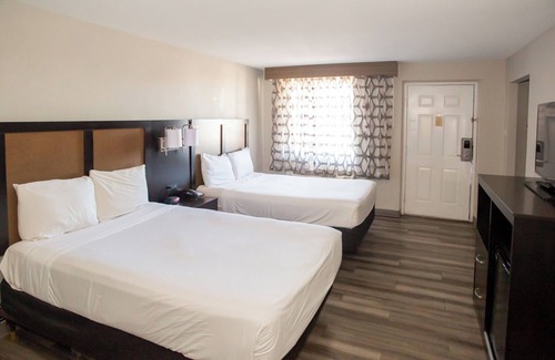 North Loop Hotel | Relaxing Stay at Baymont by Wyndham Austin University Area