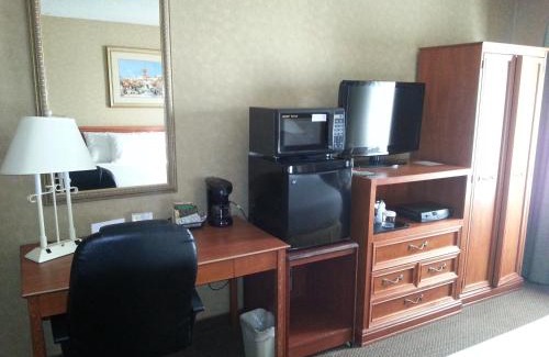 Barstow Hotel | Pet-Friendly Retreat at Baymont by Wyndham Barstow