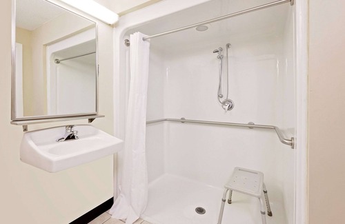 Battle Creek Hotel | Comfortable Stay at Baymont by Wyndham Battle Creek