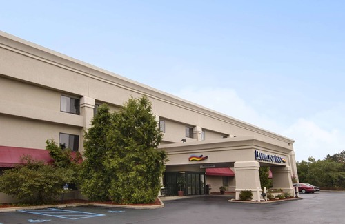 Battle Creek Hotel | Relax at Baymont by Wyndham Battle Creek with Pool & Spa