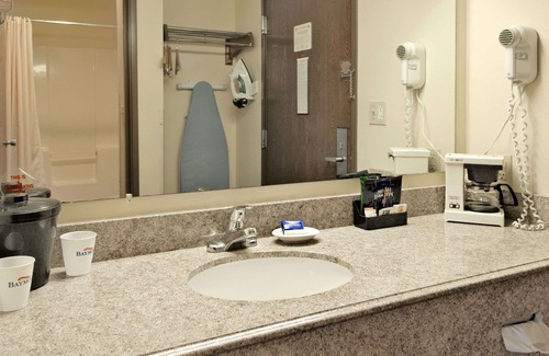 Battle Creek Hotel | Relax at Baymont by Wyndham Battle Creek with Pool & Spa