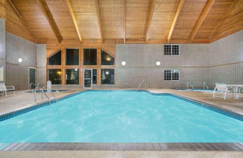 Baxter Hotel | Discover Baymont by Wyndham: Pet-Friendly Bliss Awaits
