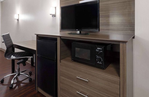 Bay City Hotel | Comfortable Stay at Baymont by Wyndham Bay City with Breakfast