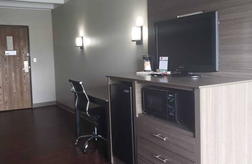 Bay City Hotel | Comfortable Stay at Baymont by Wyndham Bay City with Breakfast