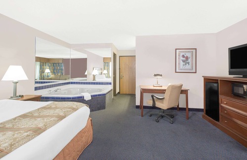 Boone Hotel | Cozy Stay at Baymont by Wyndham Boone with Pool & Breakfast