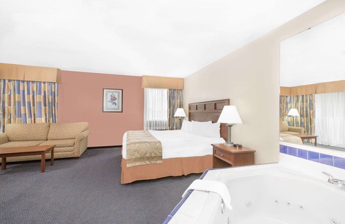 Boone Hotel | Cozy Stay at Baymont by Wyndham Boone with Pool & Breakfast