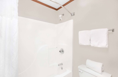 Boone Hotel | Cozy Stay at Baymont by Wyndham Boone with Pool & Breakfast