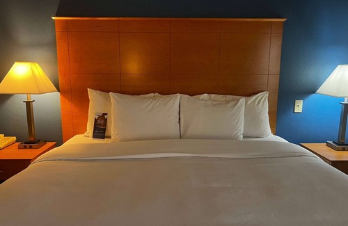 Brenham Hotel | Welcoming Baymont by Wyndham Brenham with Pool & Breakfast