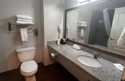 Brenham Hotel | Welcoming Baymont by Wyndham Brenham with Pool & Breakfast