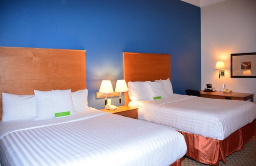 Brenham Hotel | Welcoming Baymont by Wyndham Brenham with Pool & Breakfast