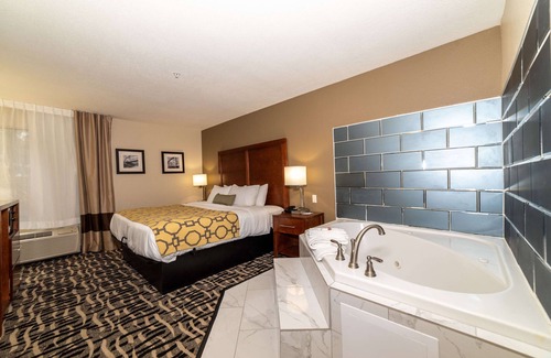 Caddo Valley Hotel | Cozy Baymont by Wyndham: Pool, Breakfast & Family-Friendly