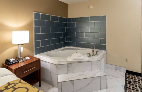 Caddo Valley Hotel | Cozy Baymont by Wyndham: Pool, Breakfast & Family-Friendly