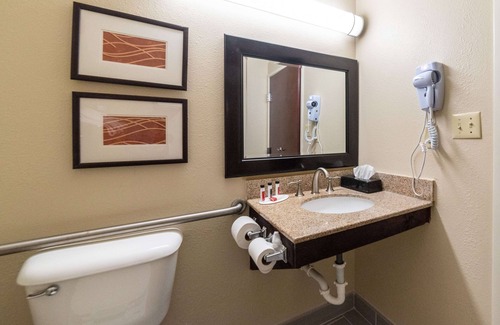 Caddo Valley Hotel | Cozy Baymont by Wyndham: Pool, Breakfast & Family-Friendly