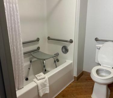 Columbia Hotel | Pet-Friendly Getaway at Baymont by Wyndham Columbia, MO