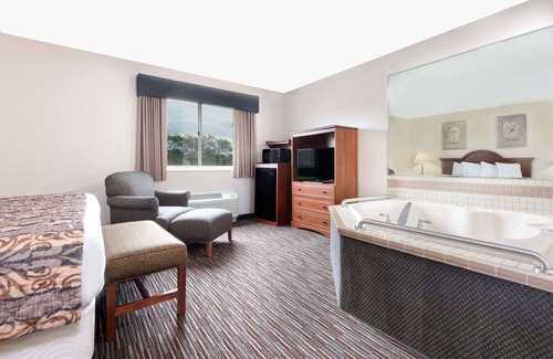 Columbus Hotel | Comfortable Baymont by Wyndham near Columbus Airport
