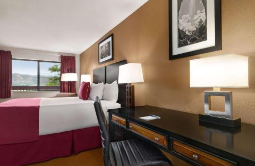 Cortez Hotel | Inviting Baymont by Wyndham Cortez with Oceanfront Pool
