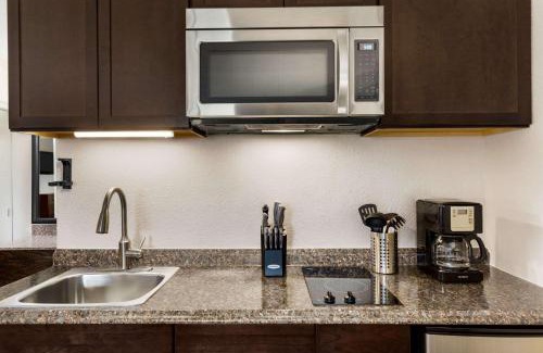 Cortez Hotel | Inviting Baymont by Wyndham Cortez with Oceanfront Pool