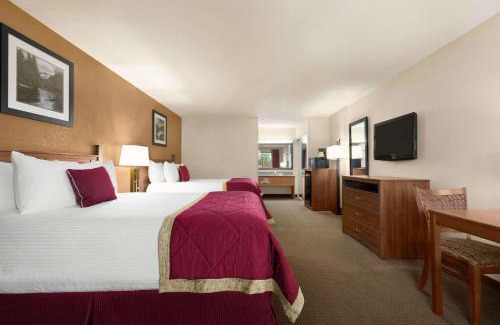 Cortez Hotel | Inviting Baymont by Wyndham Cortez with Oceanfront Pool