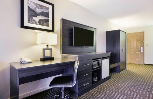 Cortez Hotel | Cozy Baymont by Wyndham Cortez: Pool, Spa & Breakfast