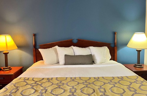 Corydon Hotel | Cozy Stay at Baymont by Wyndham Corydon with Breakfast