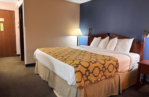 Corydon Hotel | Cozy Stay at Baymont by Wyndham Corydon with Breakfast